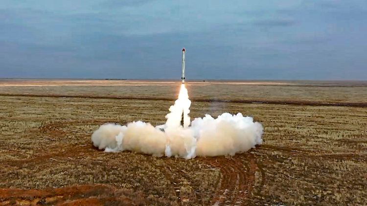 Dieses Foto aus einem Video, das vom Pressedienst des russischen Verteidigungsministeriums am Samstag, den 19. Februar 2022, zur Verfügung gestellt wurde, zeigt eine russische Iskander-K-Rakete, die während einer militärischen Übung auf einem Übungsgelände in Russland gestartet wurde.