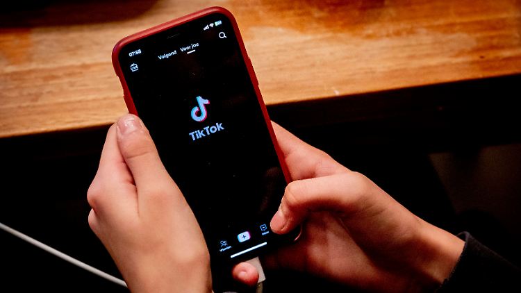 Tiktok habe zugelassen, dass im Jahr 2020 bis zu 1,4 Millionen Kinder unter 13 Jahre in Großbritannien einen Account eröffnen konnten.