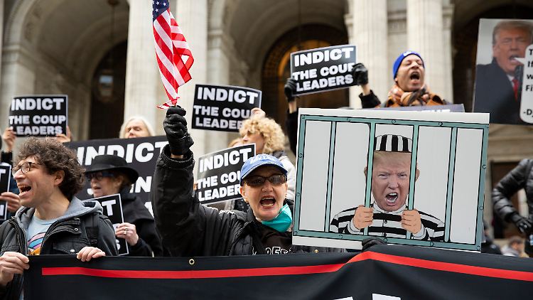 Trump-Gegner bei einer Demonstration in New York am 6. Januar 2023, exakt zwei Jahre nach dem Sturm aufs Kapitol.