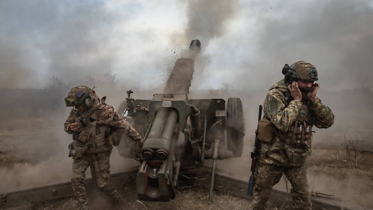 Nahe Bachmut: Ukrainische Soldaten schießen mit einer Haubitze auf russische Stellungen.
