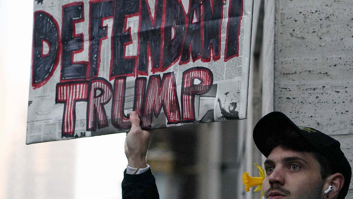 Auch treue Trump-Anhänger stehen schon Stunden vorher vor dem Gerichtsgebäude.