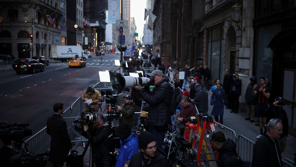 Medienvertreter positionieren sich in Manhattan.