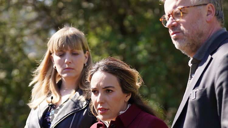 Christophe Deloire (r), Generalsekretär von Reporter ohne Grenzen, Rebecca Vincent (l), Direktorin für Operationen und Kampagnen, und Stella Assange (M), Ehefrau von Julian Assange vor dem Belmarsh-Gefängnis.