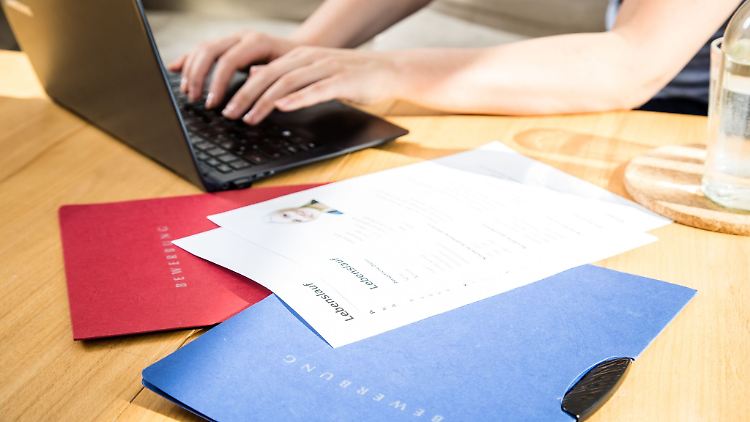 Bei der Job-Absage sollte man höflich bleiben, um sich die Türen beim Unternehmen nicht für immer zu verschließen. 