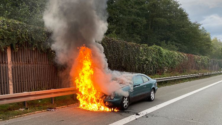 Nach einem Unfall breitet sich der Brand in der Regel vom Motorraum in den Innenraum aus. Das dauert meist mehrere Minuten.