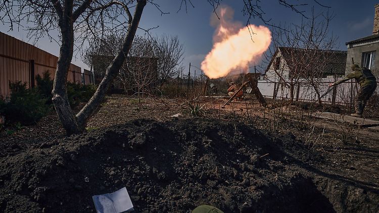 Ukrainische Soldaten feuern in der Nähe von Bachmut auf russische Stellungen, Bild vom 26. März.