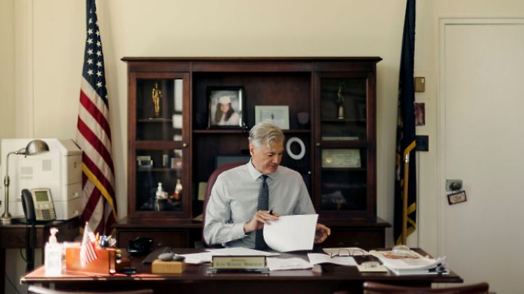 Richter Juan Merchen in seinem Büro im New Yorker Gericht im Oktober 2022.