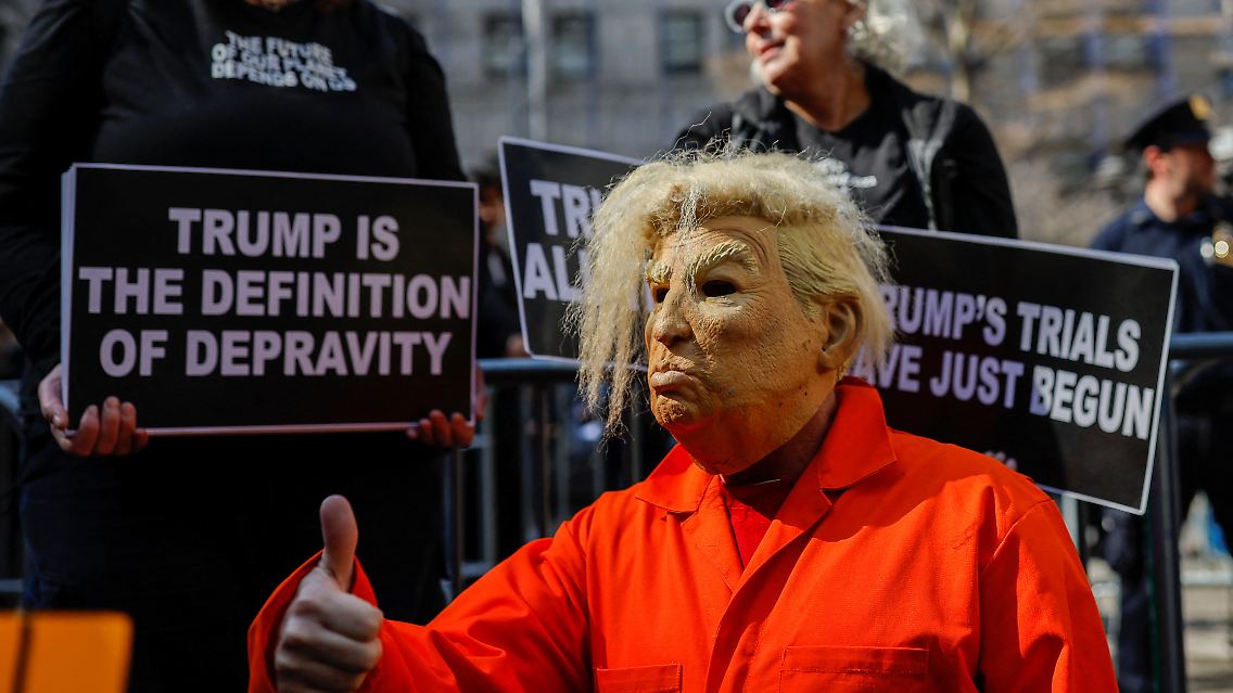 ... die einen demonstrieren gegen ihn ("Trump ist die Definition von Verdorbenheit") ...