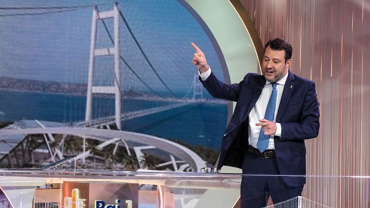 Die geplante Brücke sei "das größte öffentliche Bauwerk auf dem europäischen Kontinent in diesem Jahrhundert", sagt Salvini.