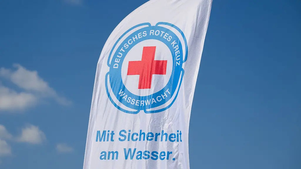 Eine-Fahne-der-Wasserwacht-weht-am-Baerwalder-See-im-Wind