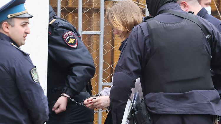 Die Verdächtige hat angeblich eingeräumt, den Sprengstoff in die Veranstaltung gebracht zuhaben, Verbindungen zur Ukraine aber nicht erwähnt.