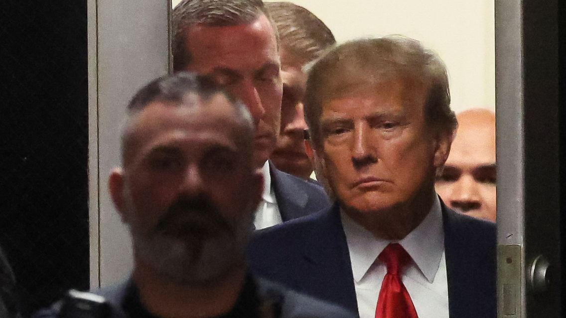 Trump verlässt den Gerichtssaal. Sein Gesicht spricht Bände.