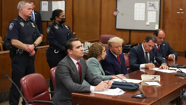 Historisches Bild: Ex-Präsident Trump vor einem Gericht in New York.
