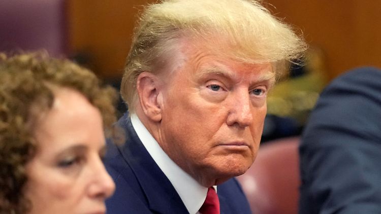 Auf den Bildern, die aus dem Gerichtssaal nach außen drangen, wirkt Trump ganz ruhig. 