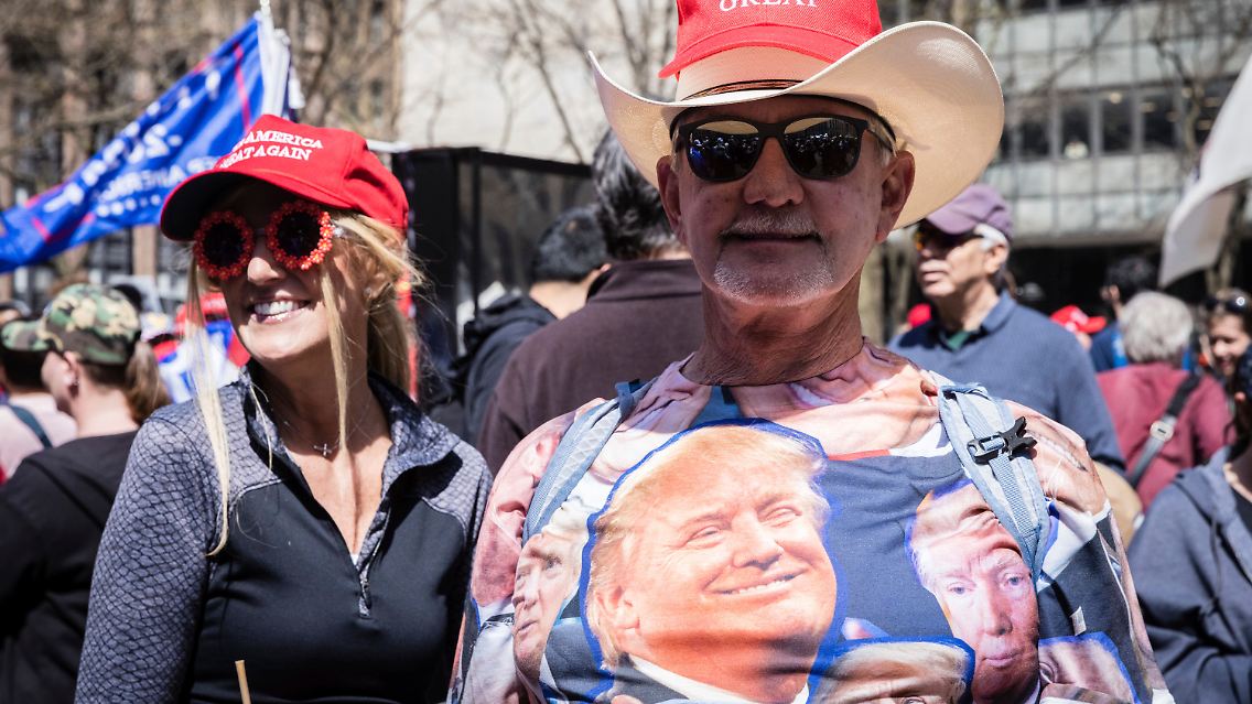 ... wie Fans Trumps auf die Straße. Krawalle bleiben aber vorerst aus.
