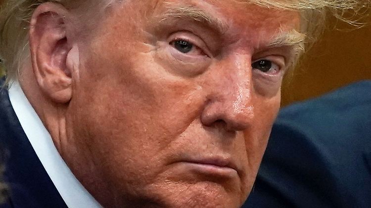 Trump im Gerichtssaal. Für den früheren US-Präsidenten hat die Anklage durchaus politischen Nutzen.  