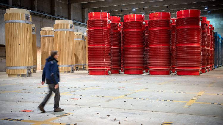 Castor-Behälter in einem atomaren Zwischenlager. Weltweit gibt es bislang kein betriebsbereites Endlager für hochradioaktive Abfälle.