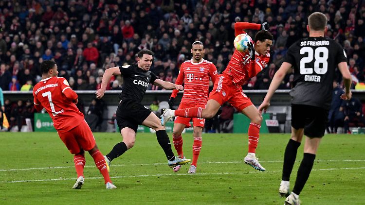Musiala hat den Arm klar gehoben und bekommt den Ball ab - Elfmeter.