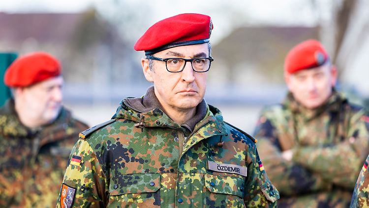 Für Özdemir ist das Tragen der Bundeswehr-Uniform kein Novum.