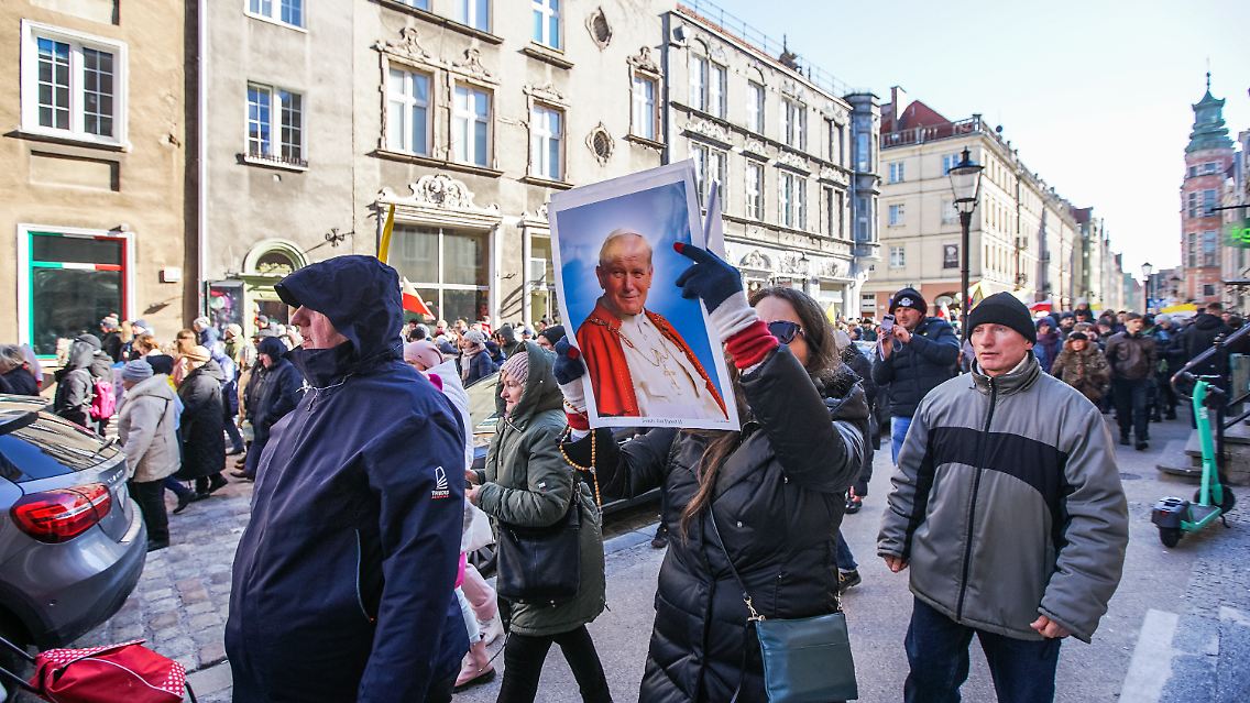 Nach Bekanntwerden der Enthüllungen über Papst Johannes Paul II. fanden in Polen Demonstrationen zu seiner Verteidigung statt - wie hier am 2. April in Danzig.