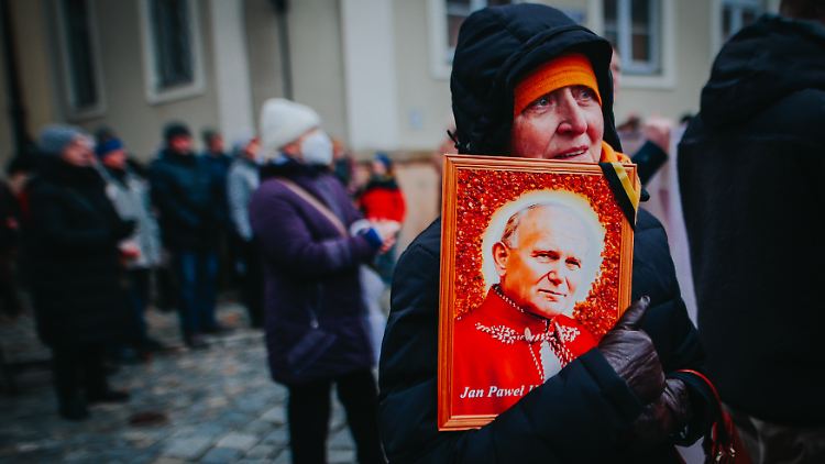 Eine Enthüllungsdokumentation über die mutmaßliche Deckung pädophiler Priester durch Johannes Paul II. scheint seinem Image in Polen keinen Abbruch zu tun. Aber auch in Polen nimmt die Bedeutung von Kirche und Religion bei einem Teil der Bevölkerung ab.
