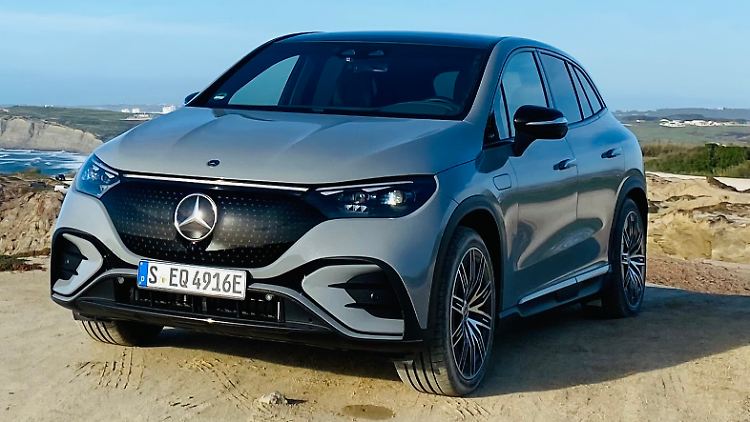 Lust auf einen Ausflug mit dem EQE SUV an den Atlantik? Kann man machen - selbst der hier abgebildete 500er schafft bei sparsamer Fahrt bis zu 547 Kilometer. Die passenden Ladesäulen sucht das Navi automatisch heraus. 