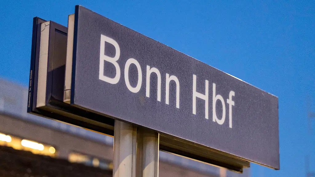 Ein-Schild-weist-auf-den-Hauptbahnhof-Bonn-hin