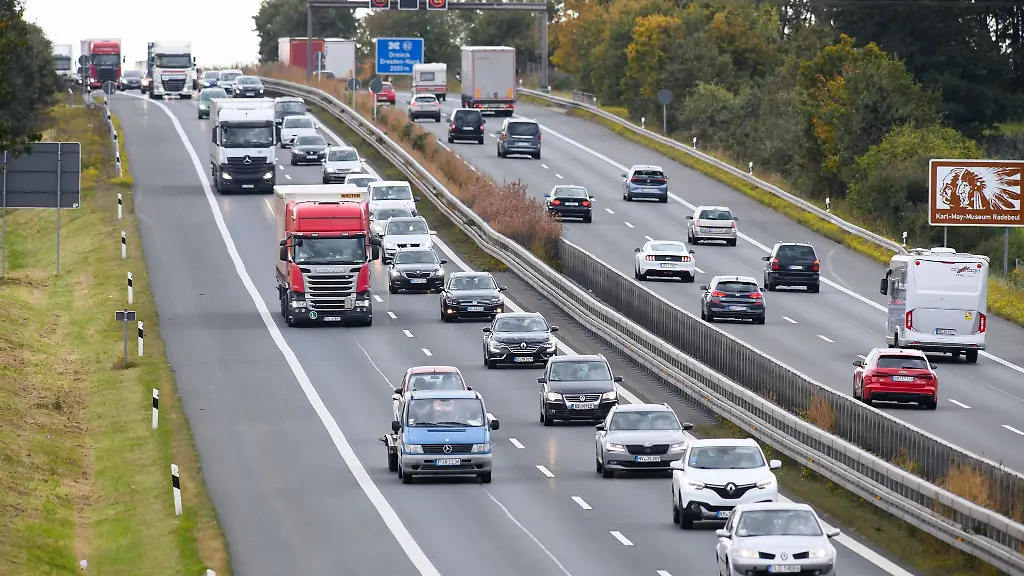 Autos-und-Lkw-sind-auf-der-Autobahn-A4-unterwegs