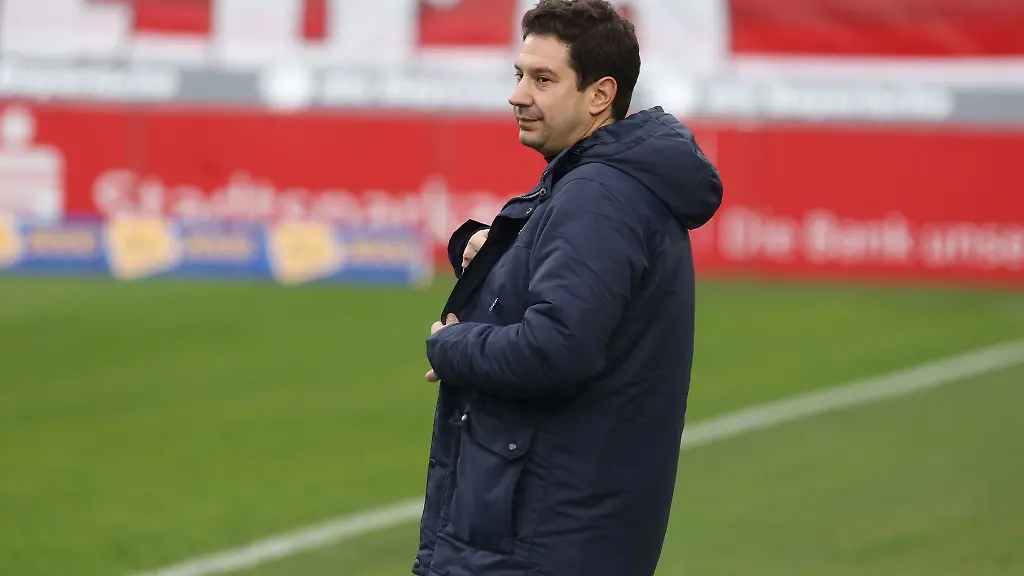 Argirios-Giannikis-Trainer-des-TSV-1860-Muenchen-steht-am-Spielfeldrand