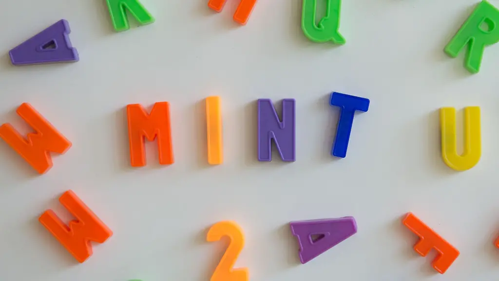 Magnetbuchstaben-an-einer-Tafel-bilden-den-Begriff-MINT