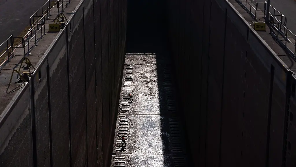 Zwei-Arbeiter-sind-in-der-Schleuse-Eckersmuehlen-als-Silhouetten-im-Sonnenlicht-zu-erkennen-Der-Main-Donau-Kanal-ist-ab-Montag-wegen-umfangreichen-Arbeiten-fuer-rund-drei-Wochen-fuer-die-Schifffahrt-gesperrt