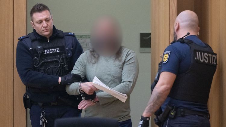 Bei der Durchsuchung von K.s Wohnung stellten die Ermittler mehrere Schusswaffen und tausende Schuss Munition sicher.