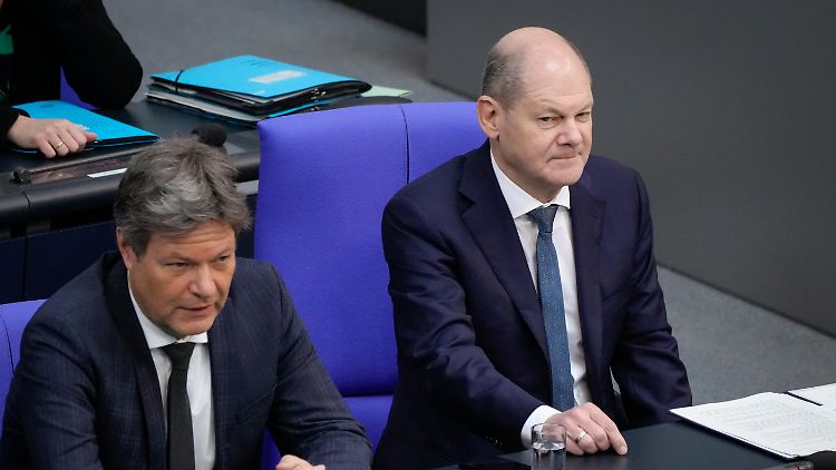 Nicht einer Meinung, wenn es um die Waffenlieferung an die Ukraine geht: Robert Habeck (l.) und Kanzler Olaf Scholz.