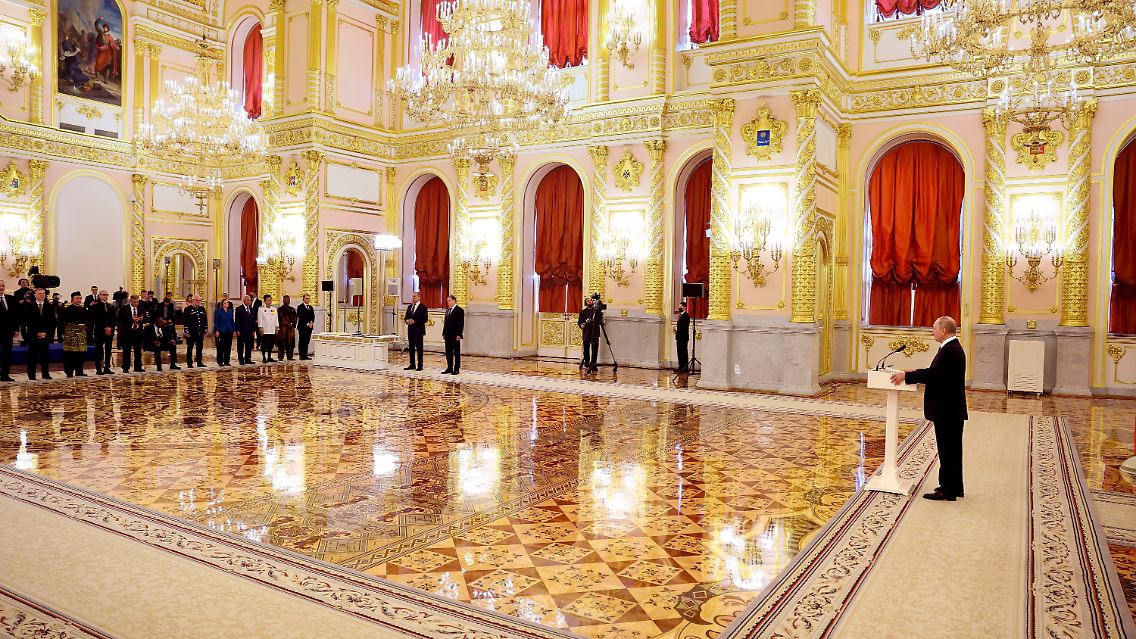 Rechts steht Kremlchef Putin, ganz weit links - die neuen Botschafter.