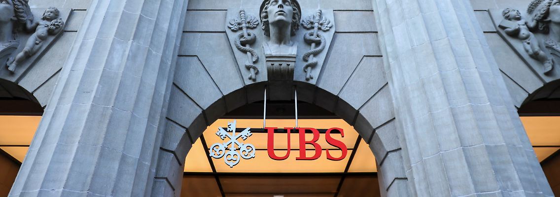 2023-04-02T073833Z_74195722_RC2IXZ9J7T8H_RTRMADP_3_GLOBAL-BANKS-UBS-JOBS.JPG