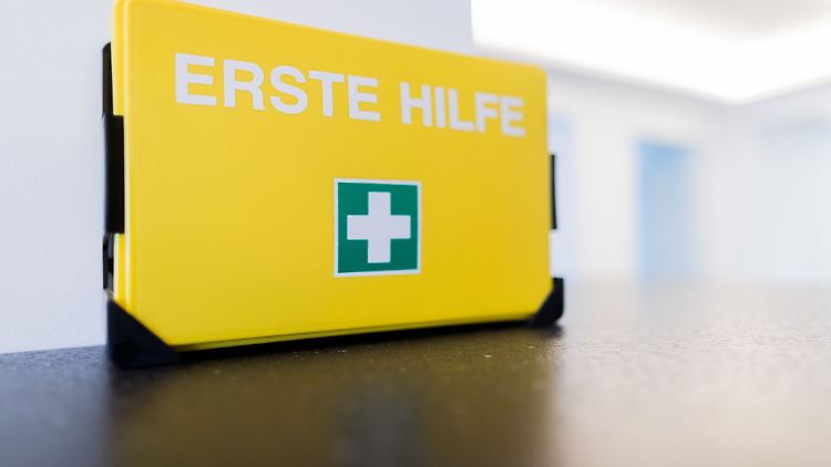 Ein Ehrenamt im Betrieb kann Freude machen. Und wer sich etwa als Ersthelfer engagiert, kann auch einiges fürs Leben außerhalb des Jobs dazulernen.