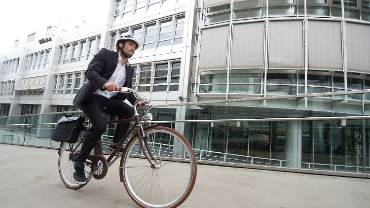 In den Feierabend auf zwei Rädern? Möchten Arbeitnehmer ihr Dienstfahrrad auch privat nutzen, sollten sie mit dem Arbeitgeber auch Haftungsfragen vorab klären.