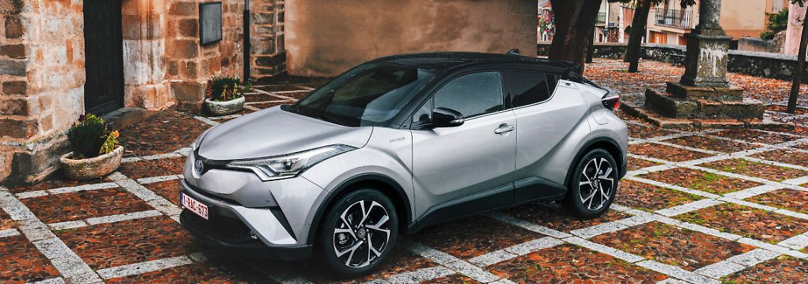 2016_Toyota_CHR_Hybrid_Static_2.jpg