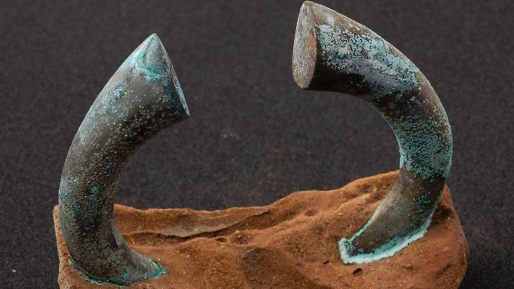 Eine Manille, die an einem Teil eines Topfes eines flämischen Händlers befestigt ist. Der Topf wurde von der Sociedad de Ciencias Aranzadi vor Getaria, Baskenland, Nordspanien, ausgegraben.