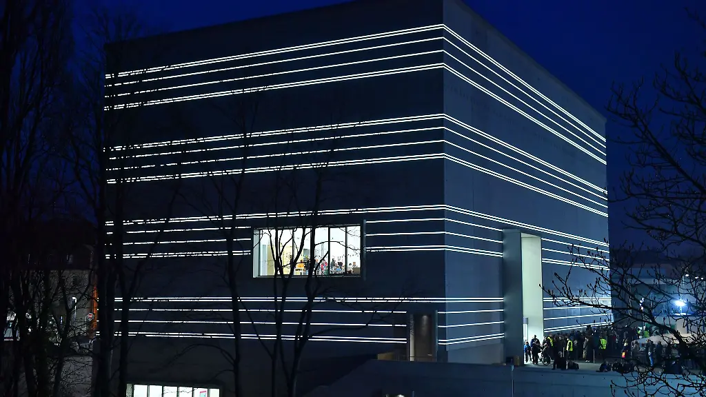 Mit-weissen-Lichtbaendern-an-der-Fassade-zeigt-sich-das-Bauhaus-Museums-Weimar-am-Tag-seiner-Eroeffnung