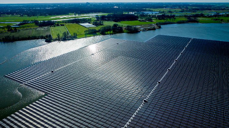 Solarpaneele in einem See in Zwolle, Niederlande: Photovoltaik ist den Experten zufolge ein Schlüsselelement bei der Abkehr von fossilen Energien in großem Maßstab.