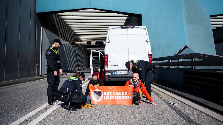 Klimaaktivisten haben sich in Hamburg auf der Autobahn 7 festgeklebt.