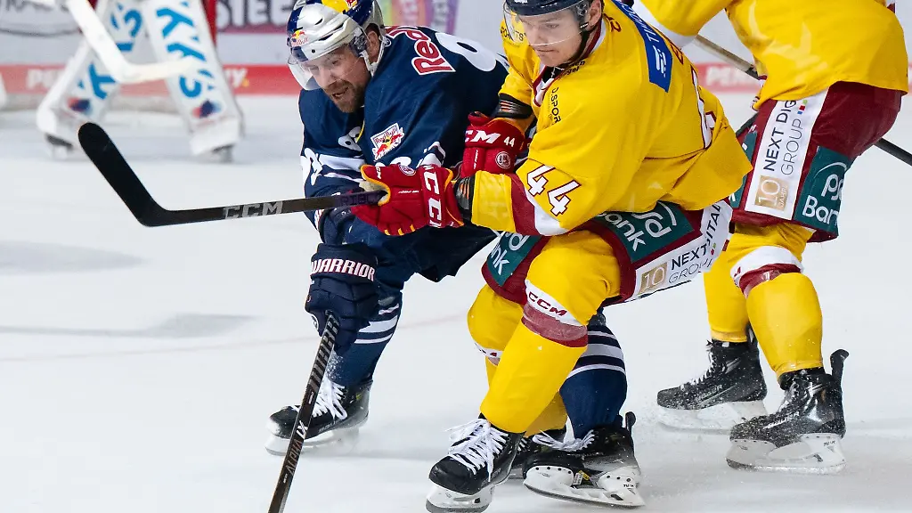Maximilian-Kastner-l-von-Muenchen-und-Josef-Eham-von-Duesseldorf-kaempfen-um-den-Puck-Eham-wechselt-nach-Nuernberg