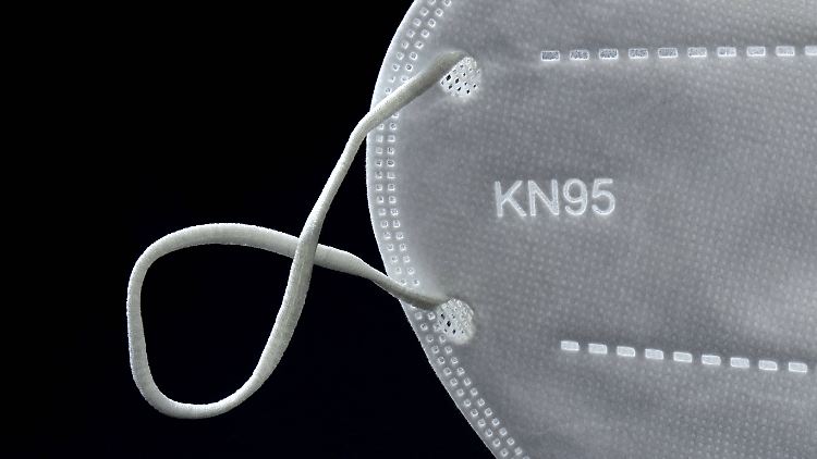 Insgesamt bestanden nach Angaben des Gesundheitsministeriums sogar rund 370 Millionen Masken die Qualitätsprüfungen in China nicht.