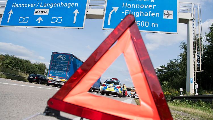 Raus aus der Gefahrenzone: Nach einem Unfall oder einer Panne bringen sich Betroffene möglichst schnell, aber umsichtig in Sicherheit.
