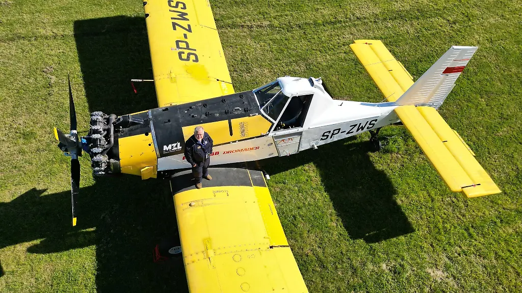 Blick-auf-ein-Kleinloeschflugzeug-auf-dem-Flugplatz-Ballenstedt