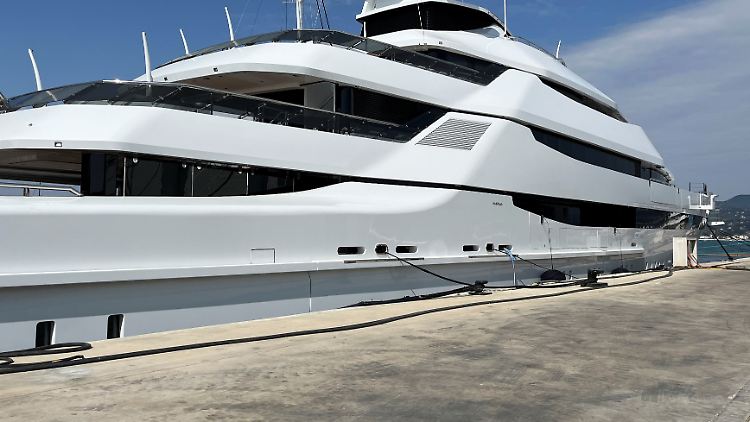 Die Superyacht "Amore Vero", die dem Rosneft-Chef gehören soll, im März 2022 im Hafen von La Ciotat in der Nähe von Marseille.