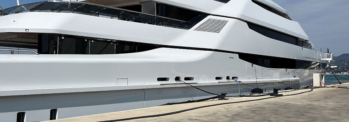 2022-04-04T060022Z_1417636385_RC217T91X7GH_RTRMADP_3_UKRAINE-CRISIS-OLIGARCHS-YACHT.JPG