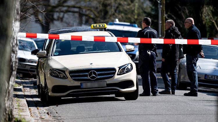 Um dem Täter auf die Spur zu kommen, untersuchen die Ermittler auch das Fahrzeug des Taxifahrers. 