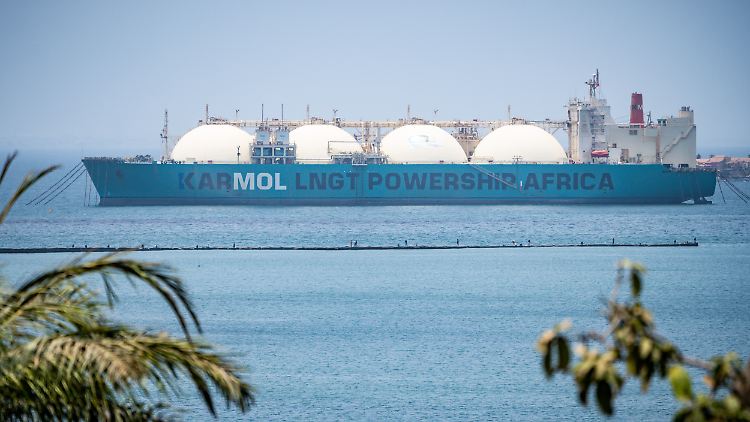 Ein LNG-Transportschiff vor der Küste des Senegal.